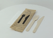 Kit posate in legno 3 / 1: coltello forchetta tovagliolo, imballo kraft - 16,5 cm - 250 unità